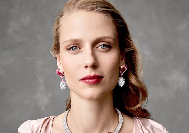 Volutes Mystérieuses transformable necklace and earrings with detachable pendants, in white gold and rose gold, with three oval-cut diamonds of 30.61ct, 15.52ct and 15.50ct, Traditional Mystery Set rubies, and diamonds