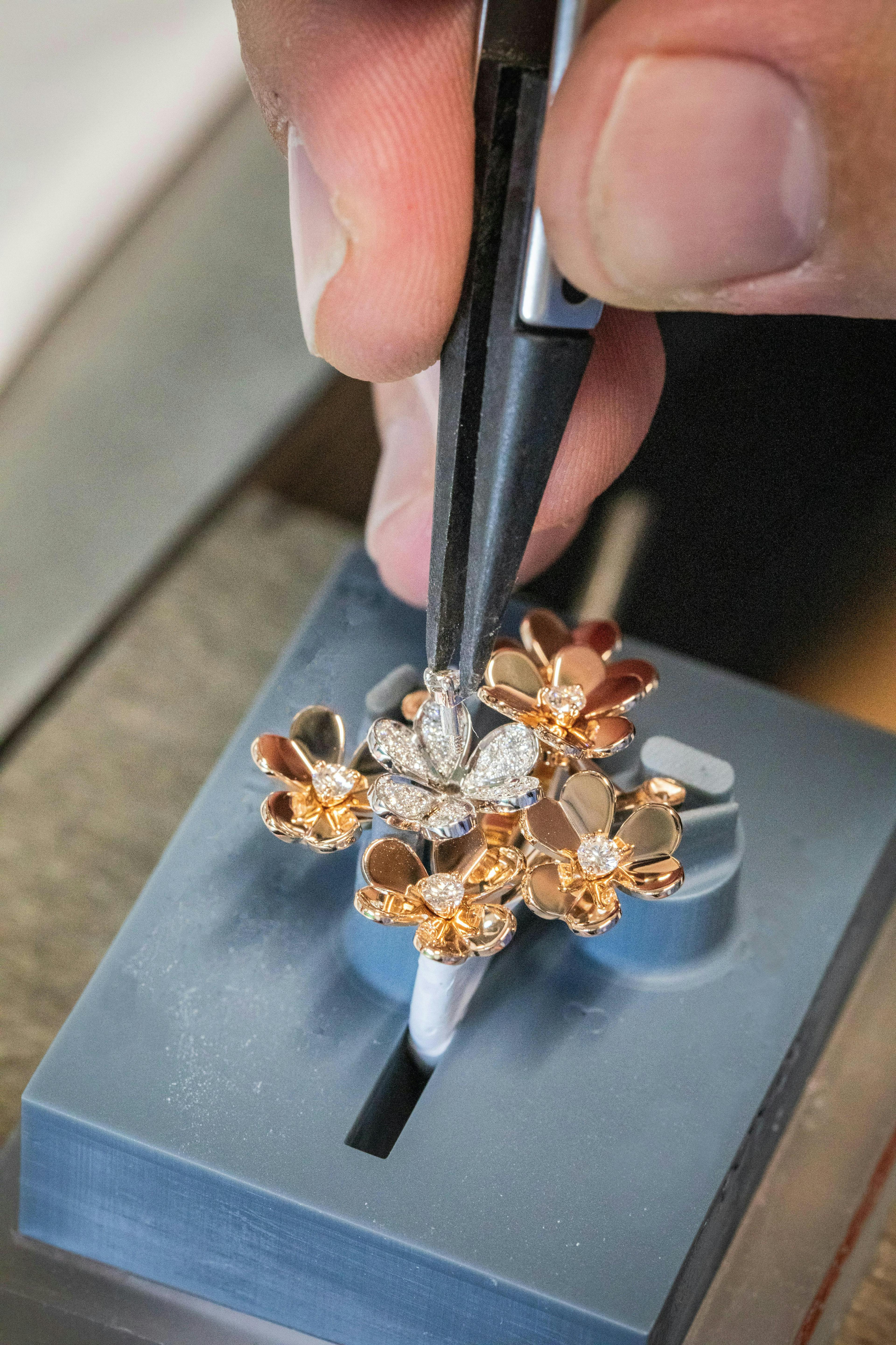 8 fleurs atelier bague crafsmanship frivole jewerly joaillerie know-how or rose savoir-faire workshop accessories diamond gemstone jewelry earring